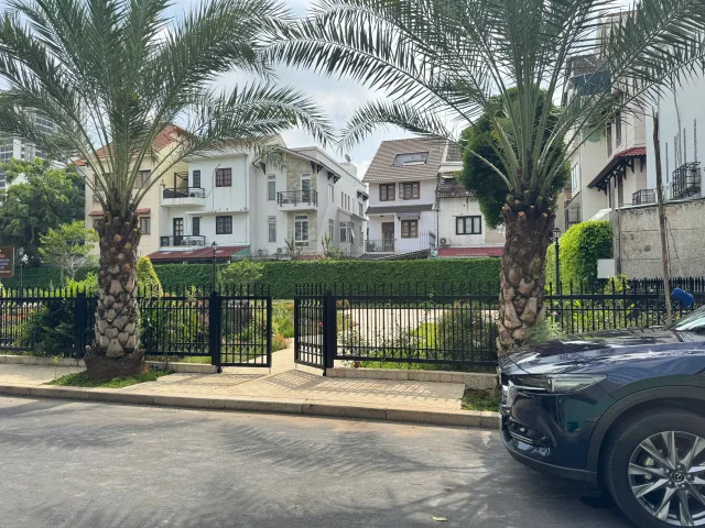 Khuôn đất Villa SIÊU ĐẸP 173m2 đường Quốc Hương, đối diện Công Viên, 42 tỷ