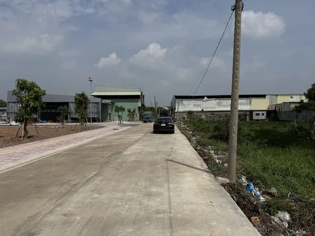 Bán lô đất 2016m2 có 80m mặt tiền đường nhựa khu vực nhiều nhà xưởng, cách đường Nguyễn văn bứa 50m cách đường vành đai 3 300m vị trị thuận lợi phù hợp làm nhà xưởng, nhà vườn