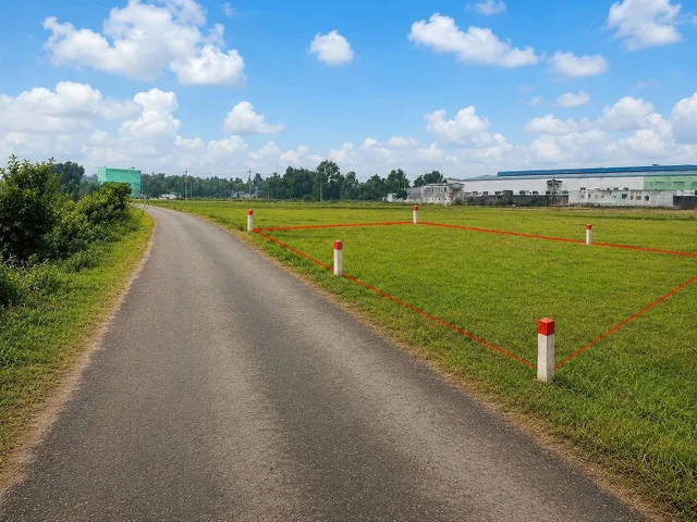Đất ngay mặt tiền đường Trung Lập giá 1ty300