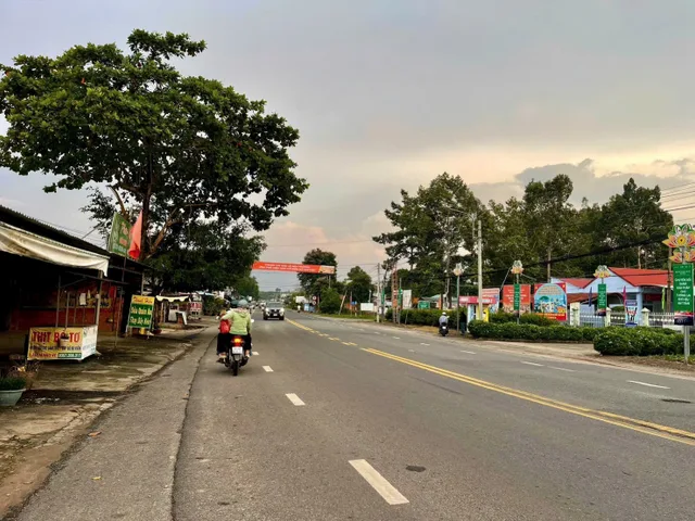 Chủ kẹt tài chính cần bán gấp lô đất mặt đường nhựa, xung quanh tiện ích đầy đủ dân cư đông