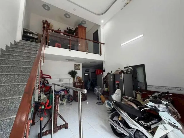Nhà 1 trệt 1 lững mới toanh ( phường bửu hoà), chủ đang ngộp ngân hàng nên chốt giá 2,3ti