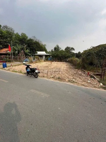 chủ gửi bán nhanh lô đất 217m2, 300tr sổ sẵn dân cư xung quanh đông đúc