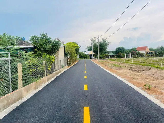 Cần bán gấp 2 nền mặt tiền liền kề, mặt đường nhựa liên huyện.