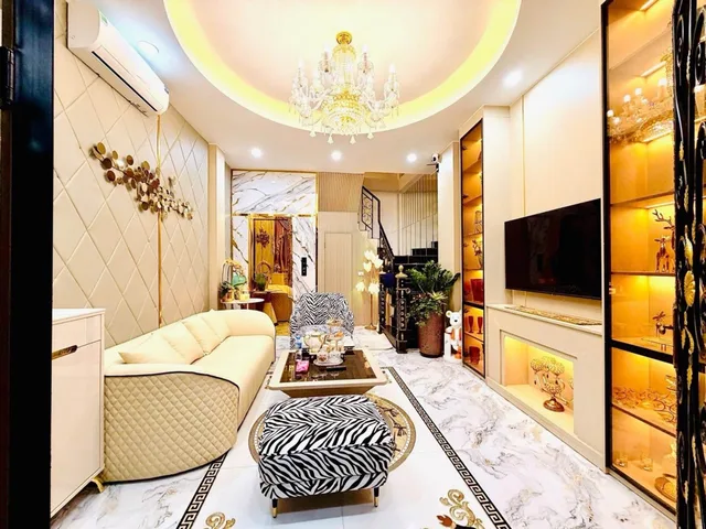 💥CẦN BÁN NHANH DƯỚI #10TỶ- SIÊU PHẨM 40M x 5 TẦNG THANG MÁY - TẶNG NỘI THẤT -  NGÕ NÔNG BA GÁC PHI - TRƯỚC NHÀ 4.2M THOÁNG - TT HOÀNG MAI - HAI BÀ TRƯNG - GẦN TRƯƠNG ĐỊNH, CHỢ GIAO THÔNG THUẬN TIỆN 👉 Gần các trường đại học lớn, Bách KINH XÂY
Trước nhà là