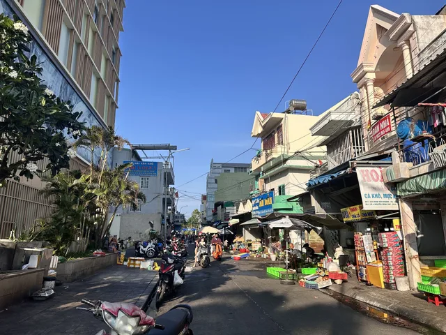 🔥 "VÙNG LÕI THƯƠNG MẠI SÁT VÁCH CHỢ XÓM LƯỚI" MẶT TIỀN NGUYỄN CÔNG TRỨ P2 – NHÀ 2 TẦNG FULL THỔ CƯ – ĐANG CÓ DÒNG TIỀN SẴN 15 TRIỆU/THÁNG – GIÁ 8.2 TỶ 🔥