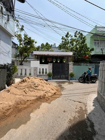 🏡 BÁN NHÀ CẤP 4 HẺM Ô TÔ NGUYỄN THÁI HỌC – TRUNG TÂM TP. TUY HÒA 🏡

📍 Vị trí đẹp, cách đường Nguyễn Thái Học chỉ 50m
📍 Hẻm ô tô thông 2 đầu, kết nối Nguyễn Thái Học và Nguyễn Huệ cực thuận tiện.

✅ Diện tích: 5m x 20m (100m²)
✅ Nhà cấp 4 đang sử dụn