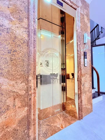 Nhà đẹp thang máy ở ngay phố Minh Khai, Dt 50m2, 5t, Mt 4m, giá 12.9 tỷ.