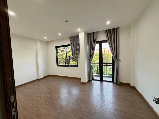Cầu Giấy - Mặt Bằng Kinh Doanh - Mặt phố- 5 Tầng, 1 tum- Mặt tiền 9m- Ô tô dừng đỗ.