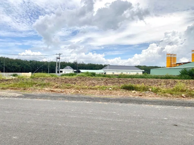 KẸT TIỀN BÁN 225M2 ĐẤT THỔ CƯ MT ĐƯỜNG NHỰA, SÁT BÊN CHỢ, TRƯỜNG HỌC DÂN ĐÔNG SẦM UẤT. GIÁ 165TR