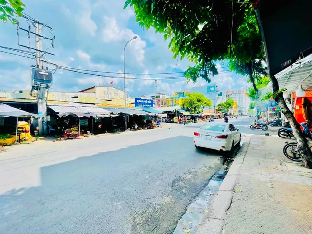 Bán nhà ngộp bank, mặt tiền giá hẻm, hiếm có, ngay đối diện chơ Tân Trụ, gần nhà ga T3