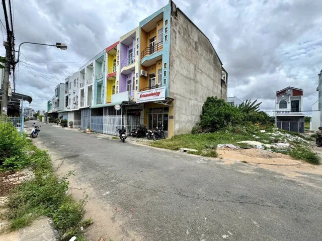 Nền 3 mặt tiền full thổ cư khu dân cư hưng thịnh