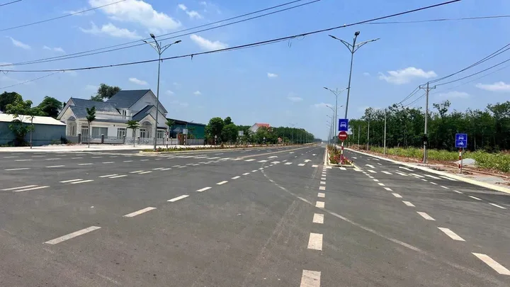 đất kế tuyến 3 đã lên nhựa đi thắng vào khu công nghiệp 4200ha bán kính 5 phút đi xe honda có đầy đủ tiện ít