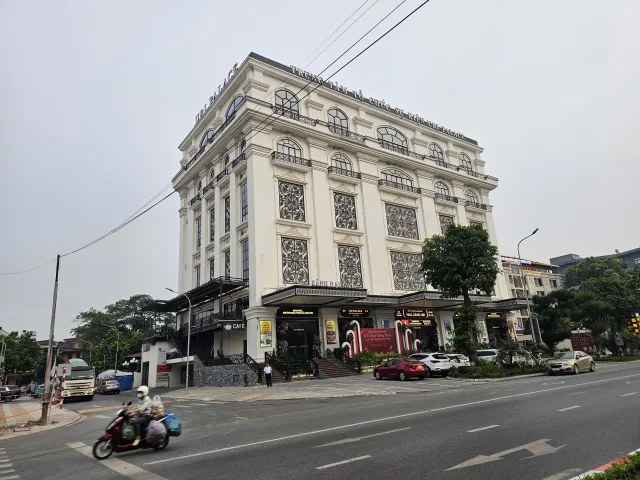 Bán căn biệt thự khu hud-A. mặt đường lê thái tổ nhìn nhà hàng uri. Cạnh cột đồng hồ. Diện tích 200m mặt tiền 10m hướng đông nam. Phường võ cường tỉnh bắc ninh