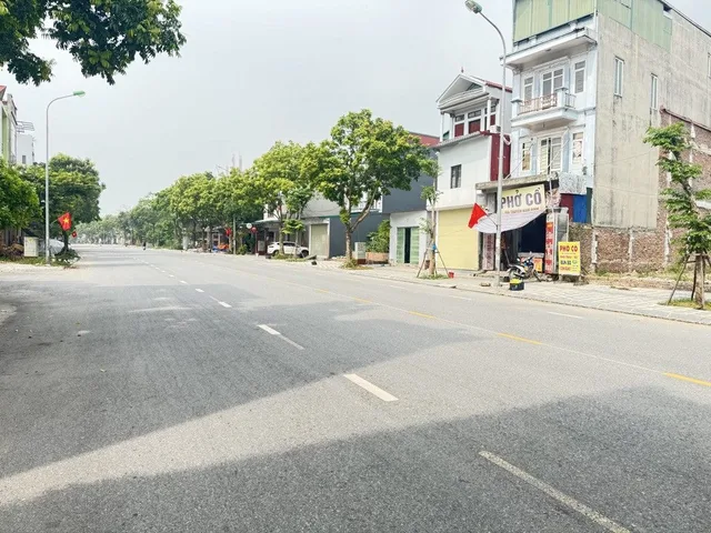 Mặt phố kinh doanh vỉa hè đường rộng 4 làn xe ô tô tránh,trung tâm tiện ích - trục chính đường Kính Nỗ