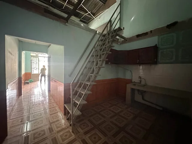 hẻm xe hơi Đông Thạnh 3-4, ngay chợ Đông Thạnh.