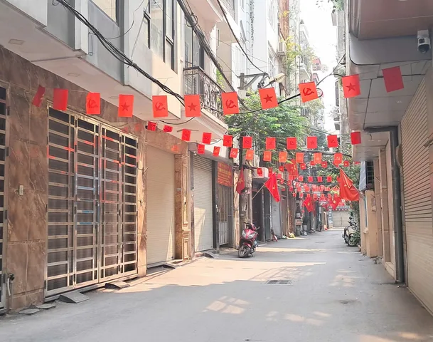 Bán nhà LẠC LONG QUÂN, Cầu Giấy. Ngõ PHÂN LÔ Quân Đội, Oto 7 chỗ vào nhà. An sinh đỉnh.