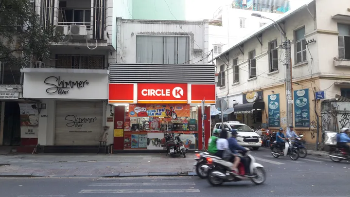 Cho thuê MT: 8m DT: 85m2 vỉa hè rộng phố Hàng Kênh, nhà rộng rãi.