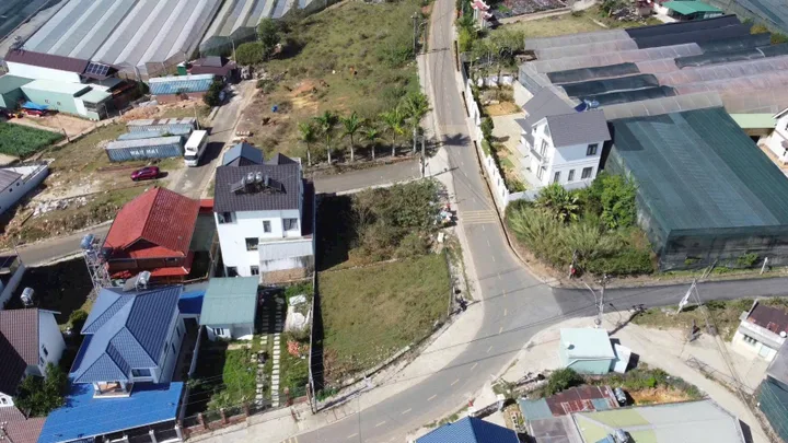 🔥 HÀNG HIẾM NGỢP SÂU – ĐẤT MẶT TIỀN ĐA PHÚ, ĐÀ LẠT 250M² FULL THỔ CƯ – CẮT LỖ TỪ 8 TỶ XUỐNG 6.99 TỶ! 🔥
​Chủ nhà kẹt tiền cần ra gấp trong tháng, hạ giá sập sàn lô đất vị trí vàng mang phong cách nghỉ dưỡng biệt thự tại khu vực Đa Phú, TP. Đà Lạt:
​📍 Hạ 