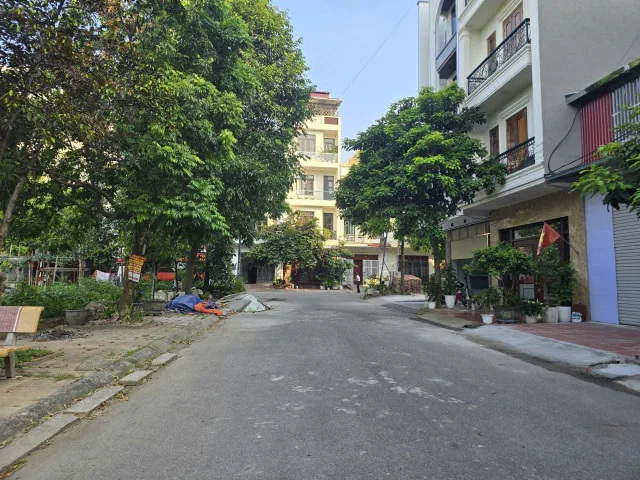 🔥 BÁN ĐẤT GIÃN DÂN KHU 3 ĐẠI PHÚC – TP BẮC NINH. 
VIEW NHÌN VƯỜN HOA – KHÔNG LỖI 🌳
📍 Vị trí đẹp thuộc khu 3 Đại Phúc, dân cư đông đúc, văn minh
🌿 Lô đất view trực diện vườn hoa, không gian thoáng mát, cực kỳ đáng sống và làm việc. 
📐 Diện tích: 73,3m²