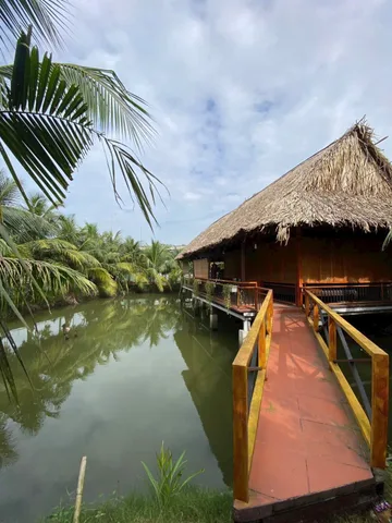 Nhà vườn nghỉ dưỡng (cạnh cầu Rạch Dơi) 653m2 đã có vườn; ao; cây ăn trái; ngay Sài Gòn  nhưng giá Long An