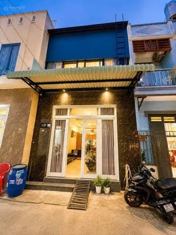 Giảm 160tr nhà 1 lầu 1 trệt đẹp. 1 sẹc Đào Duy Từ chỉ 30m. Đường 5m. DT 42m2 full thổ, giá 3tỷ490. Liên Hệ: 0559371035 gặp Bảo Ngọc