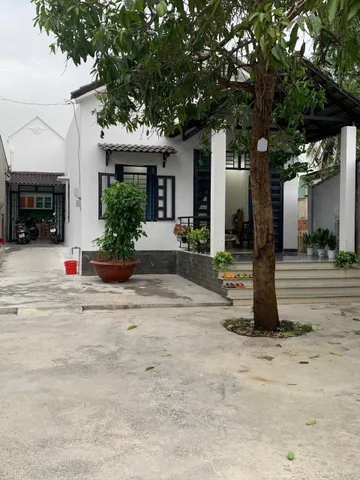 Mặt tiền đường - 606m2 - giá cực kì tốt - sổ riêng