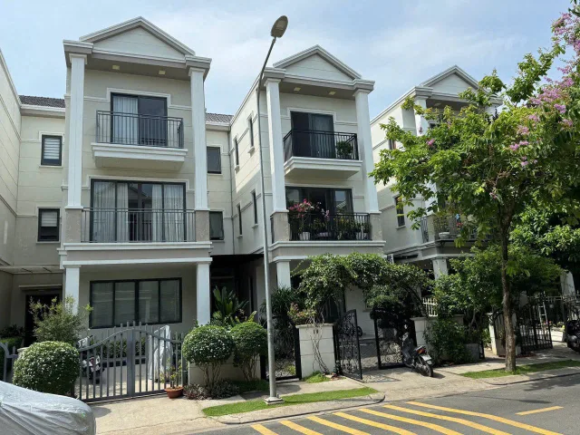122.5m2 - Giá 17.3 tỷ full nội thất có thang máy - Nhà phố Nine South