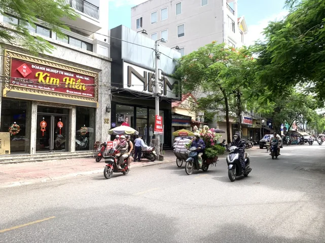 Cho thuê cả nhà MT: 4m DT: 65m2 phố Lê Lợi, nhận diện tốt có vỉa hè.