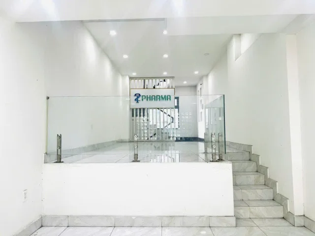 Vị trí vàng tại khu dân cư sầm uất Quận 7 
Phù hợp mở văn phòng mini, spa, showroom, căn hộ dịch vụ hoặc gia đình đa thế hệ sinh sống.
🔹 Kết cấu nhà:
• 1 trệt – 1 lửng – 3 lầu – 1 sân thượng, giếng trời thông thoáng, có sẵn ô lắp thang máy
• Diện tích