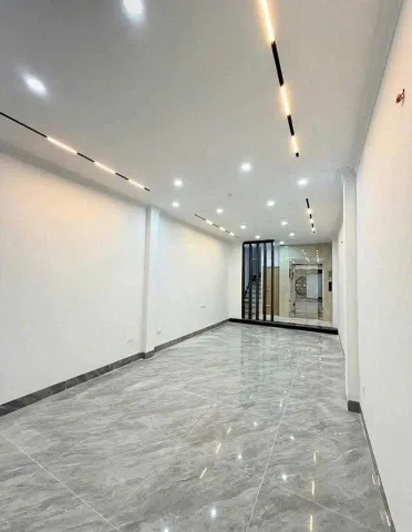 NHÀ XÂY MỚI, THANG MÁY, Ô TÔ tại An Dương Vương, Tây Hồ,50M*5 tầng giá 19.5 triệu