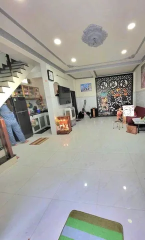 Hậu Giang Quận 6 - sát bên mặt tiền lò gốm - có ban công thông thoáng