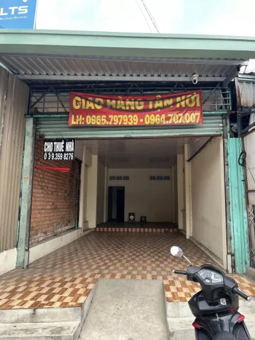 Nằm trên trục đường chính lưu thông giữa Thành Phố Hồ Chí Mình, Bình Dương, Bình Phước. Đối diện trường trung học, tiện lợi cho việc mua bán