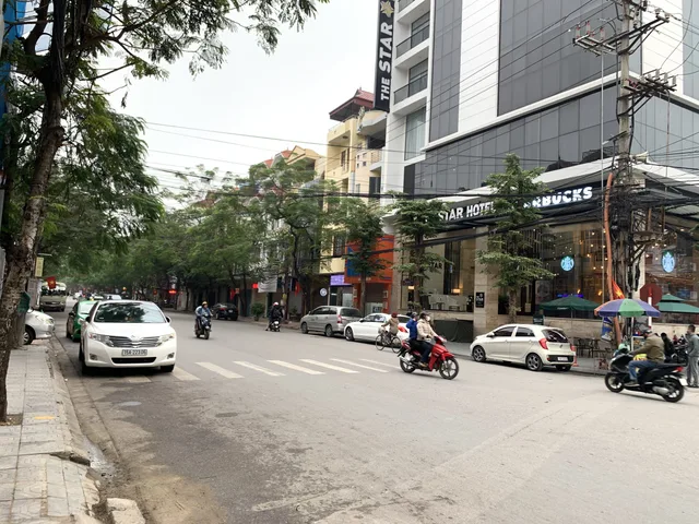 Cho thuê nhà MT: 4,5m DT: 90m2 phố Văn Cao vỉa hè rộng, dễ nhận diện