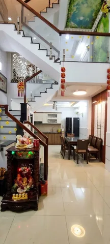 Các đường chính  Chiến lược, Tân Hòa Đông  , An Dương Vương , Tỉnh Lộ 10, thuận tiện về các quận trung tâm TP.