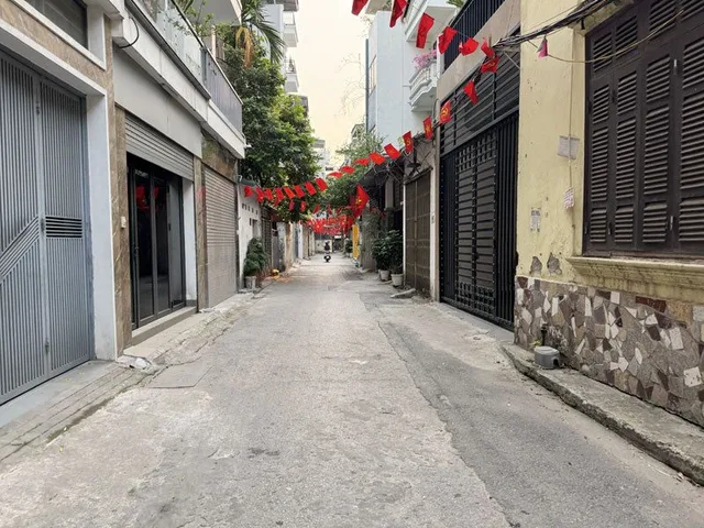 Cần bán 53,3m2 nhà 3 tầng, cách 20m ra mặt phố Ngô Gia Tự. Đường thông, ô tô đỗ cửa