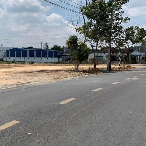 Kẹt tiền bán gấp 2 nền đất 15x46m2=690m2, ngã sát ngã 4 chơn thành, tttm plaza giá 600tr