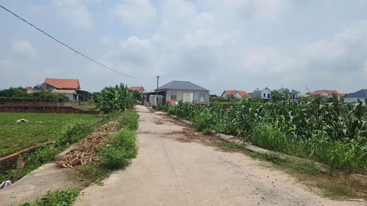 Đường thông gần trường học và sau qui hoạch khu công nghiệp