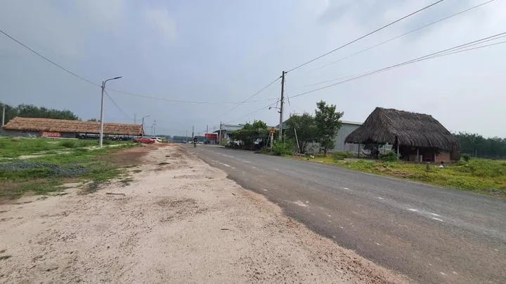 - Bán gấp lô đất 2030m2 nằm ngay Thị xã chợ quẹo vào - Đất sổ hồng, thổ cư, bao hết thủ t