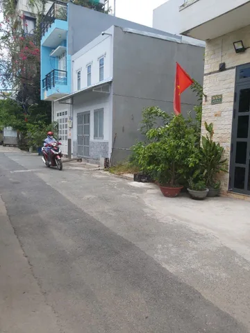 NHÀ ĐẸP - NGAY TRUNG TÂM - CHỢ - LONG THỚI - 1 trệt - 1 lầu - 2 phòng ngủ - diện tích 5m * 8m