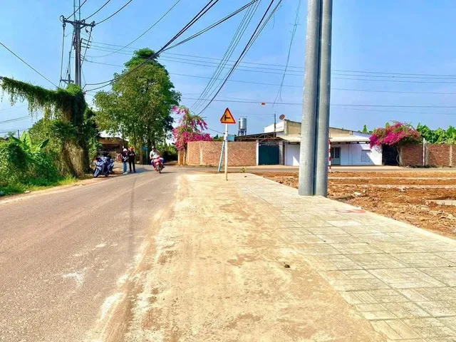Bán đất 300m2_575tr, mặt tiền đường nhựa 8m, gần khu công nghiệp Minh Hưng, sổ hồng sẵn, công chứng ngay
