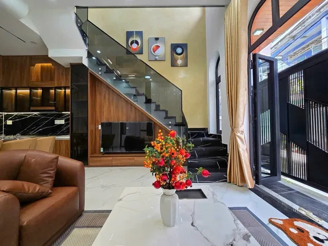 NHÀ 2 TẦNG 80m2 Ngang 8,6m Ô TÔ NGỦ TRONG NHÀ- KIỆT TRƯỜNG CHINH