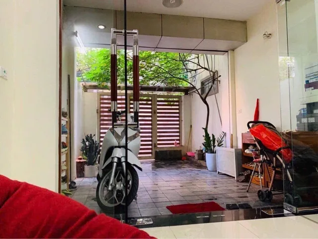 Cho thuê nhà nguyên căn ngõ 146 Vương Thừa Vũ Thanh Xuân
Diện tích 70m2.xây dựng 55m2x3 tầng,3 ngủ,4 wc-17tr/1tháng