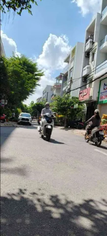 🏢 Kết cấu: 1 trệt + 3 lầu kiên cố gồm 5 phòng ngủ rộng rãi, 6 WC riêng biệt tiện nghi. Phòng khách sang trọng,khu bếp thoáng đẹp🚗 Gara xe hơi ngủ trong nhà an toàn