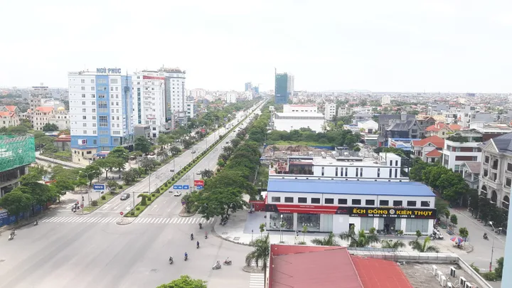 Cho thuê nhà  MT: 17m DT: 600m2 Lê Hồng Phong vị trí đẹp sầm uất.