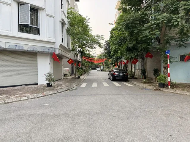 Bán đất TĐC Giang Biên 90m2, khổ đẹp vuông vắn, đường phân lô 11m, Sát Chợ & Trường Học