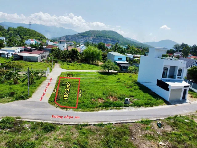 Bán Lô Góc cực đẹp tại Xã Diên Lạc , Cách Đường Tỉnh Lộ 2 vào 300m
• Lô góc 2 mặt tiền đường nhựa rộng 7m và bên hông rộng 4m.
• Diện tích : 102,3m2 (có 60m thổ cư). Hướng Tây Nam. 
• Trục đường liên xã kết nối thích hợp vừa ở vừa buôn bán nhỏ
• Xung 
