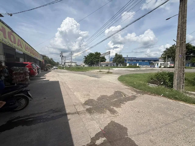 HÀNG MỚI VỀ: 1 lô đất sát cạnh KCN Minh Hưng - Hàn Quốc , đường đang mở nhựa 12m, dân cư đông đúc - kinh doanh buôn bán được ngay.