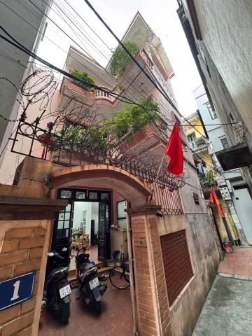 Nhà đẹp phố Giáp Nhị, Hà Nội 💥
🏢Nhà 3 tầng, một nhà ra ngõ ôtô, gần nhiều trường, chợ, đi lại thuận tiện💥
📐Diện tích 60 m2, MT 7.5 m, khách, bếp, 3 ngủ, sân phơi, phòng thờ. 
🔥Khu vực ổn định quy hoạch
📕Sổ đỏ Chính chủ sẵn sàng giao dịch
💰Giá nhỉnh 1