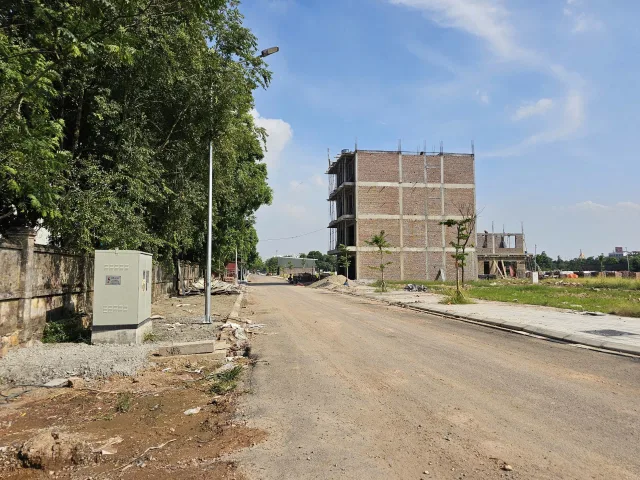 Bán đất giãn dân khu 10 đại phúc. Mặt trục chính đường rộng 22.5m chạy thẳng ra hồ văn miếu. Nhìn trường cơ điện. Kinh doanh tốt. Diện tích 65m mặt tiền 4.5m hướng đông nam. Phường võ cường tỉnh bắc ninh