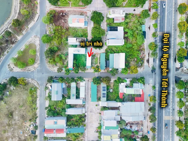 📌CHỦ CẦN NHƯỢNG LẠI NGÔI NHÀ TÂM HUYẾT 2 MẶT TIỀN ĐƯỜNG SỐ 7 RỘNG 17,5M – TĐC HÒN RỚ 2 (NHÁNH SÔNG) NẰM SÁT DỰ ÁN SUN GROUP 
-Vị trí đẹp – đường rộng – cực kỳ tiềm năng đầu tư và an cư
-Diện tích: 75m2 (ngang 5m)
-Đường nhựa rộng 17.5m – ô tô tránh tho
